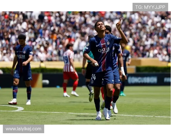 巴黎圣日耳曼内忧外患:战术失衡与更衣室裂痕正撕裂这支豪门 巴黎圣日耳曼内忧外患:战术失衡与更衣室裂痕正撕裂这支豪门