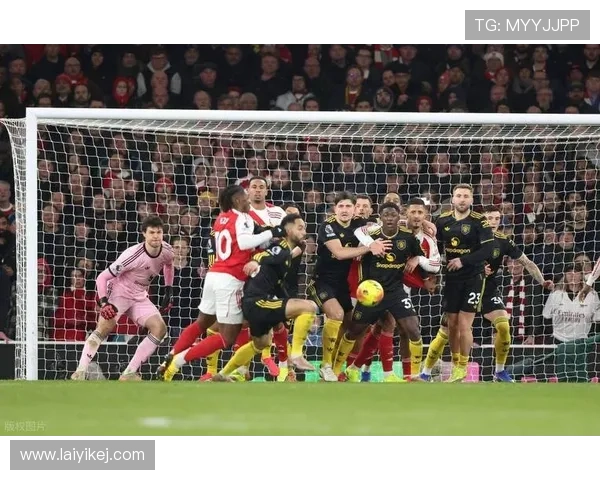 曼联争冠困境加剧:战术转型迟缓,阵容短板与体系失衡影响扩大 曼联争冠困境加剧:战术转型迟缓,阵容短板与体系失衡影响扩大